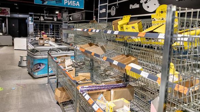Supermarket di Ukraina Kosong Melompong Usai Dibagikan ke Warga Sipil IRPIN, UKRAINE - MARCH 03: Empty shelves are seen at a grocery store on March 03, 2022 in Irpin, Ukraine. Russia continues assault on Ukraine's major cities, including the capital Kyiv, a week after launching a large-scale invasion of the country. (Photo by Chris McGrath/Getty Images)