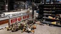 Seluruh makanan dan barang-barang lainnya di supermarket dibagikan untuk warga sipil Ukraina.