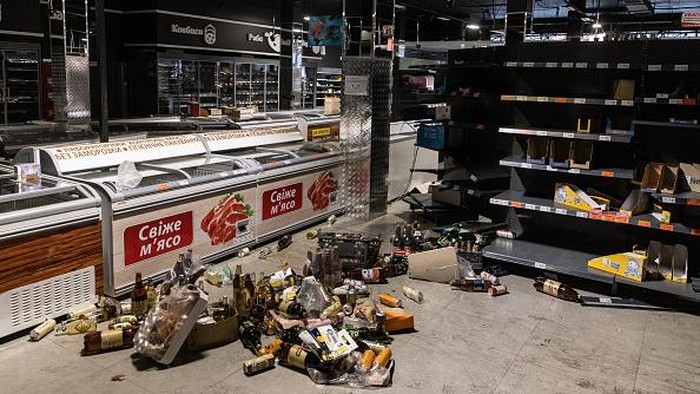 IRPIN, UKRAINE - MARCH 03: Empty shelves are seen at a grocery store on March 03, 2022 in Irpin, Ukraine. Russia continues assault on Ukraine's major cities, including the capital Kyiv, a week after launching a large-scale invasion of the country. (Photo by Chris McGrath/Getty Images)