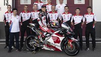 Terakhir yaitu LCR Honda. Mereka meluncurkan dua model livery. Untuk motor Takaaki Nakagami yang disponsori Idemitsu, warna livery didominasi hitam, putih, dan merah. Foto: Dok. LCR Honda