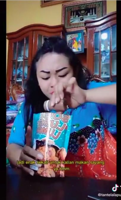 Tante Lala mengulas makanan