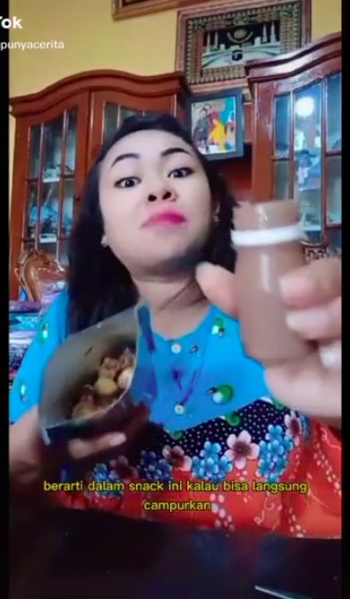 Tante Lala mengulas makanan
