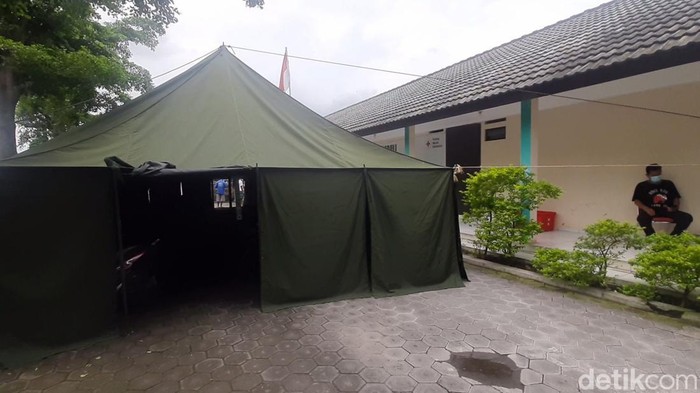 Petugas Griya PMI Solo memasang tenda untuk para penghuni yang dinyatakan negatif COVID-19.