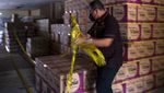 Petugas Bongkar 53 Ton Minyak Goreng yang Diduga Ditimbun