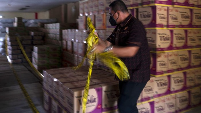 Garis polisi melintang di salah satu kardus berisi minyak goreng kemasan yang ditimbun di sebuah gudang di Palu, Sulawesi Tengah, Jumat (4/3/2022). Satgas Pangan Sulawesi Tengah mengungkap dugaan penimbunan sebanyak 53 ton minyak goreng kemasan di dua gudang milik sebuah perusahaan distribusi dan menyegelnya untuk diproses secara hukum. ANTARA FOTO/Basri Marzuki/foc.