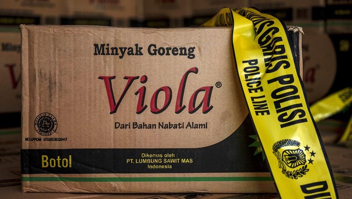 Terbongkar! 53 Ton Minyak Goreng Diduga Ditimbun Dalam 2 Gudang Garis polisi melintang di salah satu kardus berisi minyak goreng kemasan yang ditimbun di sebuah gudang di Palu, Sulawesi Tengah, Jumat (4/3/2022). Satgas Pangan Sulawesi Tengah mengungkap dugaan penimbunan sebanyak 53 ton minyak goreng kemasan di dua gudang milik sebuah perusahaan distribusi dan menyegelnya untuk diproses secara hukum. ANTARA FOTO/Basri Marzuki/foc.