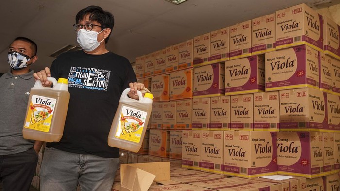 Terbongkar! 53 Ton Minyak Goreng Diduga Ditimbun Dalam 2 Gudang Garis polisi melintang di salah satu kardus berisi minyak goreng kemasan yang ditimbun di sebuah gudang di Palu, Sulawesi Tengah, Jumat (4/3/2022). Satgas Pangan Sulawesi Tengah mengungkap dugaan penimbunan sebanyak 53 ton minyak goreng kemasan di dua gudang milik sebuah perusahaan distribusi dan menyegelnya untuk diproses secara hukum. ANTARA FOTO/Basri Marzuki/foc.