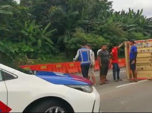 Truk Terguling di KM 5, Tol Jagorawi Arah Jakarta Macet!