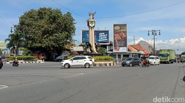 Tugu Kartasura, salah satu ikon Kartasura, Kabupaten Sukoharjo, Jateng.