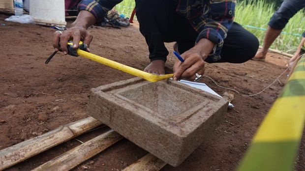 Tutup kotak pripih dan penggalian sumuran candi Situs Gemekan