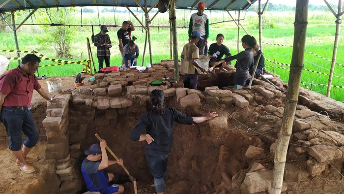 Tutup kotak pripih dan penggalian sumuran candi Situs Gemekan