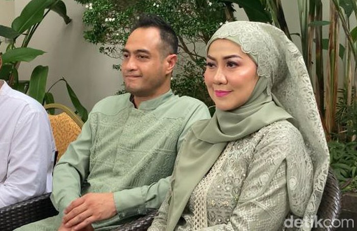 Venna Melinda & Ferry Irawan Menjelang pernikahan, Venna Melinda dan Ferry Irawan menggelar acara pengajian di apartemen kawasan Kemang, pada Jumat (4/3). Acara itu dihadiri keluarga dan kerabat terdekat.