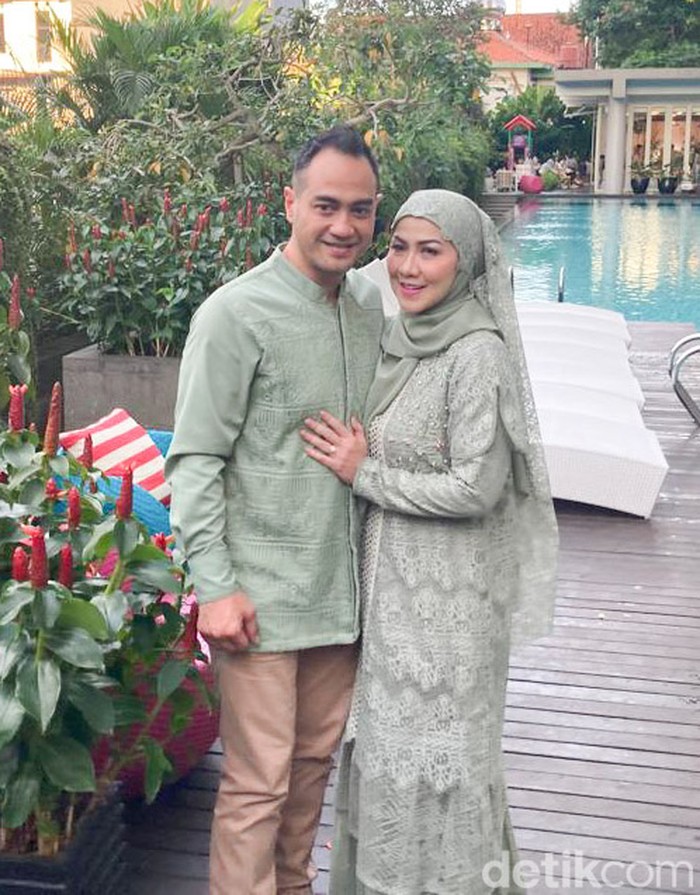 Venna Melinda & Ferry Irawan Menjelang pernikahan, Venna Melinda dan Ferry Irawan menggelar acara pengajian di apartemen kawasan Kemang, pada Jumat (4/3). Acara itu dihadiri keluarga dan kerabat terdekat.