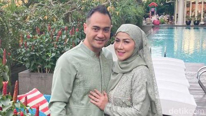 Menjelang pernikahan, Venna Melinda dan Ferry Irawan menggelar acara pengajian di apartemen kawasan Kemang, pada Jumat (4/3). Acara itu dihadiri keluarga dan kerabat terdekat.