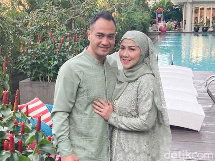 Menjelang pernikahan, Venna Melinda dan Ferry Irawan menggelar acara pengajian di apartemen kawasan Kemang, pada Jumat (4/3). Acara itu dihadiri keluarga dan kerabat terdekat.