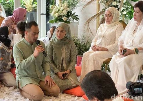 Menjelang pernikahan, Venna Melinda dan Ferry Irawan menggelar acara pengajian di apartemen kawasan Kemang, pada Jumat (4/3). Acara itu dihadiri keluarga dan kerabat terdekat.