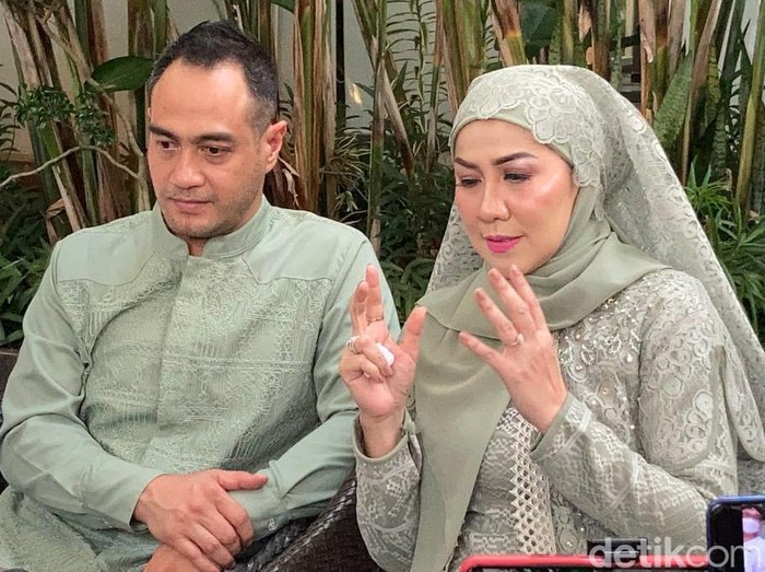 Menjelang pernikahan, Venna Melinda dan Ferry Irawan menggelar acara pengajian di apartemen kawasan Kemang, pada Jumat (4/3). Acara itu dihadiri keluarga dan kerabat terdekat.