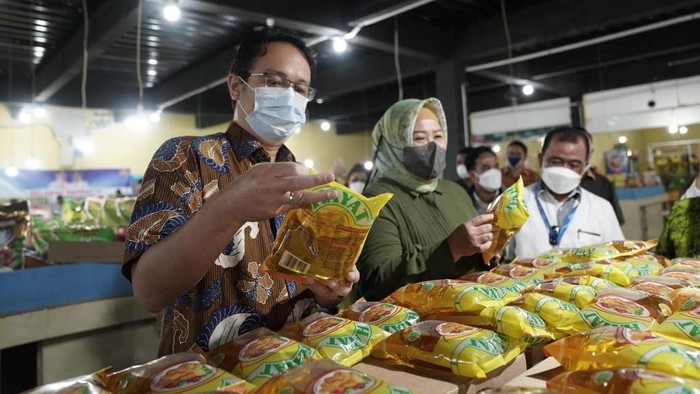Wakil Menteri Perdagangan Jerry Sambuaga mengecek harga dan pasokan minyak goreng di Batam.