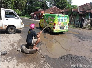 Protes Jalan Rusak, Warga Cianjur Mancing di Tengah Jalan Provinsi