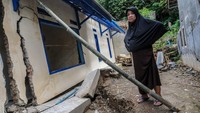 Warga di daerah itu masih menunggu kepastian relokasi tempat tinggal dari Pemerintah Kabupaten Lebak.