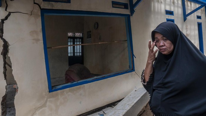 Seorang warga melihat kondisi rumah yang rusak akibat pergerakan tanah di Desa Curug Panjang, Lebak, Banten, Jumat (4/3/2022). Warga di daerah itu masih menunggu kepastian relokasi tempat tinggal dari Pemerintah Kabupaten Lebak setelah pergerakan tanah menghancurkan puluhan rumah yang tidak bisa dihuni kembali. ANTARA FOTO/Muhammad Bagus Khoirunas/wsj.