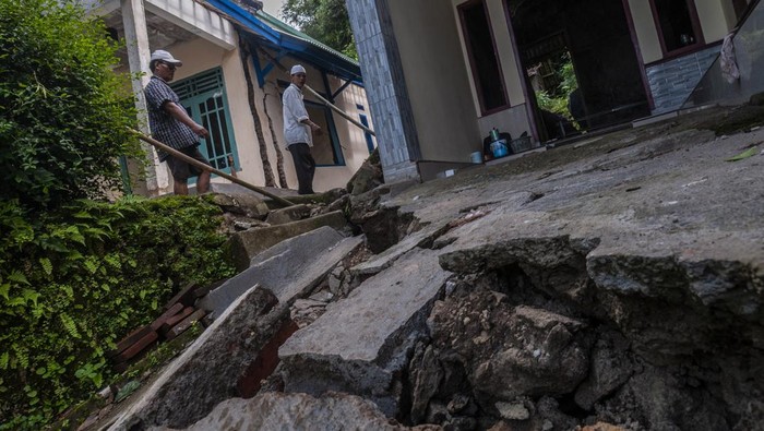 WARGA KORBAN PERGERAKAN TANAH TUNGGU RELOKASI Seorang warga melihat kondisi rumah yang rusak akibat pergerakan tanah di Desa Curug Panjang, Lebak, Banten, Jumat (4/3/2022). Warga di daerah itu masih menunggu kepastian relokasi tempat tinggal dari Pemerintah Kabupaten Lebak setelah pergerakan tanah menghancurkan puluhan rumah yang tidak bisa dihuni kembali. ANTARA FOTO/Muhammad Bagus Khoirunas/wsj.