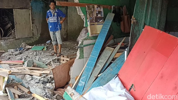 Warung rusak usai diseruduk mobil tabrak lari di Margaasih, Kabupaten Bandung.