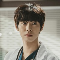 Nama Ahn Hyo Seop semakin banyak dikenal setelah membintangi sekuel Dr. Romantic pada 2020. Penggemar pun menyorot chemistry-nya dengan Lee Sung Kyung. Dia juga memenangkan penghargaan ‘Best New Actor’ dari Baeksang Art Awards. Foto: dok. SBS