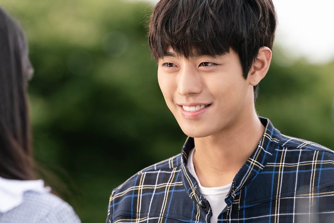 Di tahun yang sama, Ahn Hyo Seop juga membintangi drama Korea Still 17. Dia menjelma menjadi kapten klub dayung SMA Taesan bernama Yoo Chan. Berkat penampilannya, aktor 26 tahun itu memenangkan penghargaan ‘Best New Actor’ dari SBS Drama Awards. Foto: dok. SBS