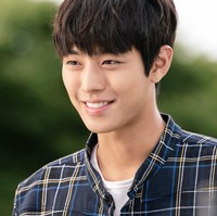 Di tahun yang sama, Ahn Hyo Seop juga membintangi drama Korea Still 17. Dia menjelma menjadi kapten klub dayung SMA Taesan bernama Yoo Chan. Berkat penampilannya, aktor 26 tahun itu memenangkan penghargaan ‘Best New Actor’ dari SBS Drama Awards. Foto: dok. SBS