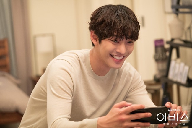 Abyss mengikuti kisah Ahn Hyo Seop sebagai pewaris perusahaan kosmetik yang bereinkaranasi dengan bola misterius. Dalam drama komedi romantis itu sang aktor dipasangkan dengan Park Bo Young. Foto: dok. tvN