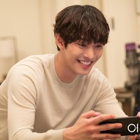 Abyss mengikuti kisah Ahn Hyo Seop sebagai pewaris perusahaan kosmetik yang bereinkaranasi dengan bola misterius. Dalam drama komedi romantis itu sang aktor dipasangkan dengan Park Bo Young. Foto: dok. tvN