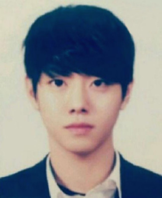 Tahun itu, foto SMA Ahn Hyo Seop viral menjadi sorotan. Inilah penampilannya saat menjalani masa trainee di JYP Entertainment. Dia hampir debut sebagai personel GOT7 namun batal debut karena merasa kurang berbakat dan terlalu tinggi. Foto: dok. theqoo