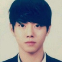 Tahun itu, foto SMA Ahn Hyo Seop viral menjadi sorotan. Inilah penampilannya saat menjalani masa trainee di JYP Entertainment. Dia hampir debut sebagai personel GOT7 namun batal debut karena merasa kurang berbakat dan terlalu tinggi. Foto: dok. theqoo