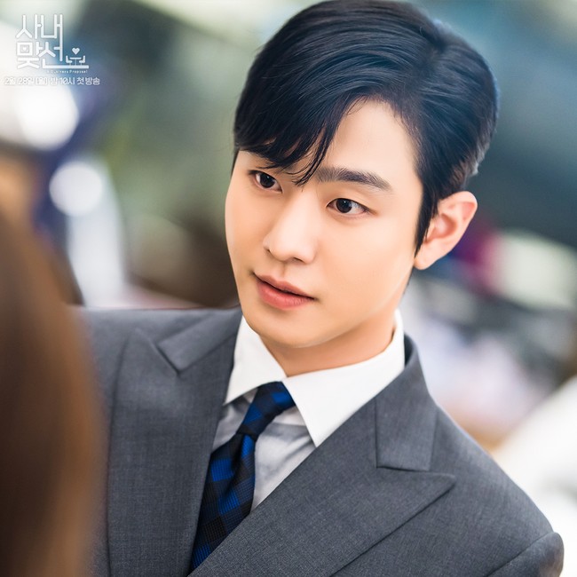 Terbaru, Ahn Hyo Seop membintangi drama Korea komedi romantis A Business Proposal yang diadaptasi dari webtoon. Sang aktor tampil sebagai Kang Tae Mu, CEO baru GO Food yang ingin menikahi Kim Sejeong setelah ikut kencan buta. Foto: dok. SBS
