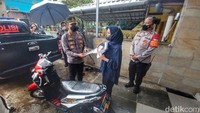Kapolresta Bandung Kombes Pol Kusworo menyerahkan motor yang sempat dicuri kepada pemiliknya Adlina Rahmi Setiadi di Jalan Cibiuk, gang mekar 1 Cangkuang Wetan Kecamatan Dayeuhkolot, Kabupaten Bandung.
