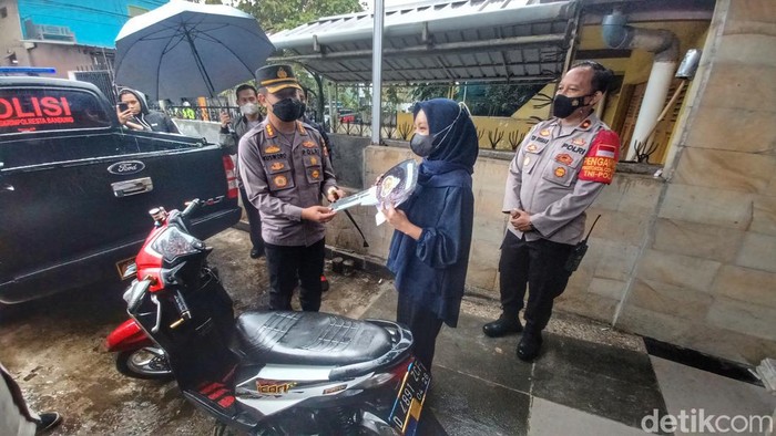 Aksi Kapolresta Bandung Kembalikan Motor Hasil Curian ke Pemiliknya Kapolresta Bandung Kombes Pol Kusworo menyerahkan motor yang sempat dicuri kepada pemiliknya, Sabtu (5/3/2022).
