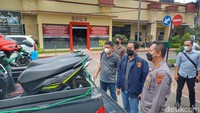 Kapolresta Bandung Kombes Pol Kusworo Wibowo bersama Kasat Reskrim Polresta Bandung Kompol Bimantoro Kurniawan melakukan pengecekan terhadap motor yang akan diberikan kepada dua korban di Mapolresta Soreang, Kabupaten Bandung, Sabtu (5/3/2022).