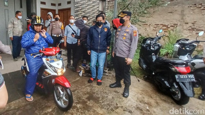 Aksi Kapolresta Bandung Kembalikan Motor Hasil Curian ke Pemiliknya Kapolresta Bandung Kombes Pol Kusworo menyerahkan motor yang sempat dicuri kepada pemiliknya, Sabtu (5/3/2022).