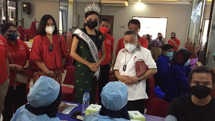Anggota DPR RI dari Fraksi PDI Perjuangan (PDIP) Trimedya Panjaitan menginisiasi kegiatan penyuntikan vaksinasi tahap ketiga atau booster di Gereja HKBP Suprapto, Jakarta.