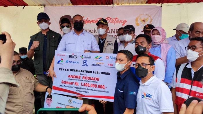 Anggota Komisi VI DPR RI Andre Rosiade menyerahkan bantuan senilai Rp 1,4 miliar untuk korban gempa di Sumatera Barat.