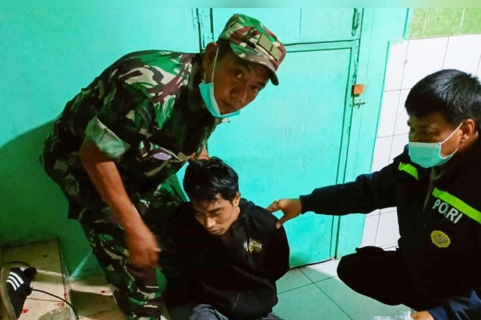 Anggota TNI menangkap pelaku penusukan di Cengkareng, Jumat (4/3/2022). (ANTARA/HO-Kodim Jakarta Barat)