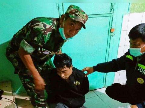 Anggota TNI menangkap pelaku penusukan di Cengkareng, Jumat (4/3/2022). (ANTARA/HO-Kodim Jakarta Barat)