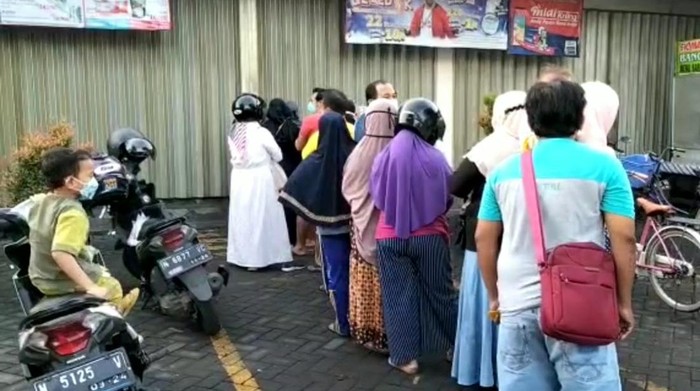 antrean minyak goreng di pasuruan antrean minyak goreng di pasuruan