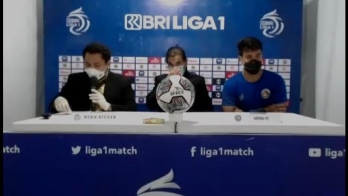 Arema FC memetik kemenangan saat melawan Barito Putera dengan skor 1-2. Kemenangan ini dipersembahkan untuk Aremania dan juga warga Malang setelah kecewa atas dua kekalahan.