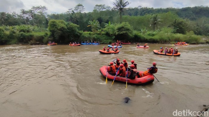 Arung jeram di Sungai Citanduy, Ciamis.