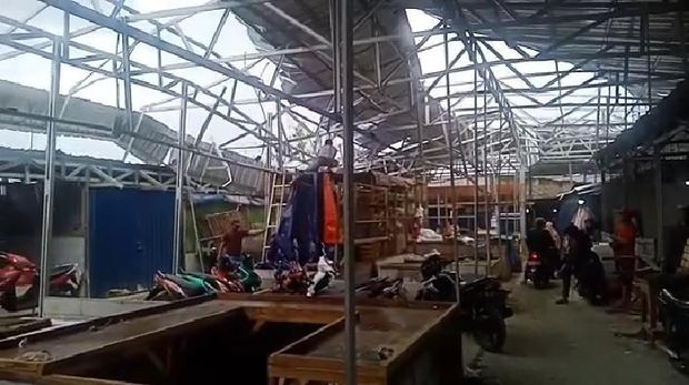 Atap Pasar Lembang Tangerang rusak akibat angin kencang