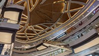 Ornamen atrium Lippo Mall Kemang, Jaksel, ambruk sekitar pukul 13.30 WIB siang tadi. Sudin Gulkarmat Jaksel menyebutkan sejumlah pengunjung terluka akibat insiden ini (Wildan/detikcom)