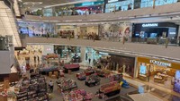 Manajemen Lippo Mall Kemang mengatakan insiden yang terjadi adalah kerusakan ornamen yang berlokasi di atrium utama Lippo Mall Kemang, bukan plafon atrium utama (Wildan/detikcom)