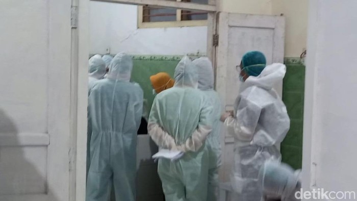 Autopsi mayat wanita misterius di sawah Desa Dukuhturi, Tegal. Autopsi dilakukan di RSUD Slawi, Sabtu (5/3/2022)